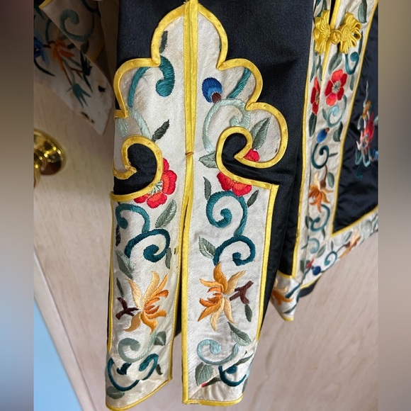 Vintage 1960s Bai Hua Hand-Embrioidered Chinese Silk Jacket Size Medium - Picture 4 of 16